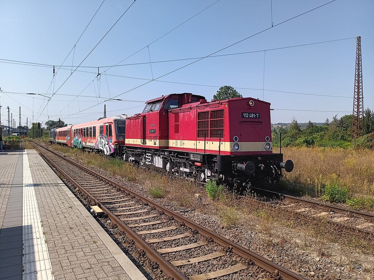 Am 02.09.2024 überführte die MaS Bahnconsult 112 481-7 einen Triebwagen der BR 628 über die Unstrutbahn von Karsdorf nach Naumburg (S) Hbf und fuhr anschließend als Tfzf nach Leipzig. (Foto: Kevin Demur) 