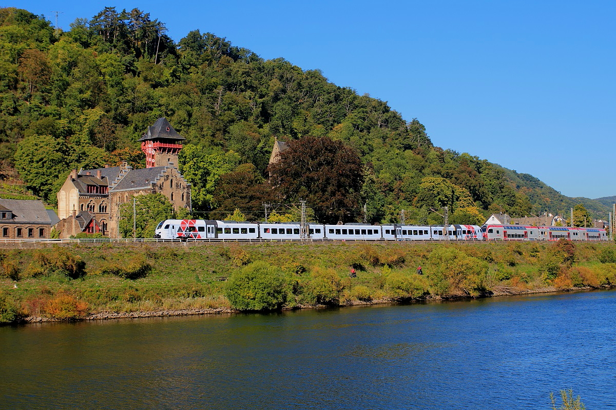 Am 02.10.2015 durchfahren ein DB 429 und ein CFL 2300 auf ihrem Weg nach Mannheim bzw. Luxemburg Kobern-Gondorf