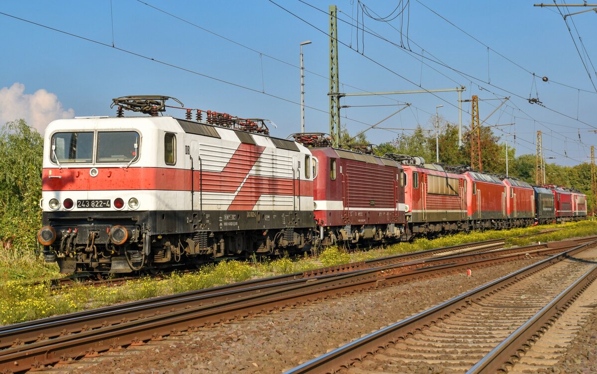 Am 02.10.2025 pausierten die EBS/FWK-Loks 143 822, 143 936, 155 196, 156 003, 156 004, 185 329, 155 195 und 155 119 in Naumburg (S) Hbf. (Foto: Maik Köhler)