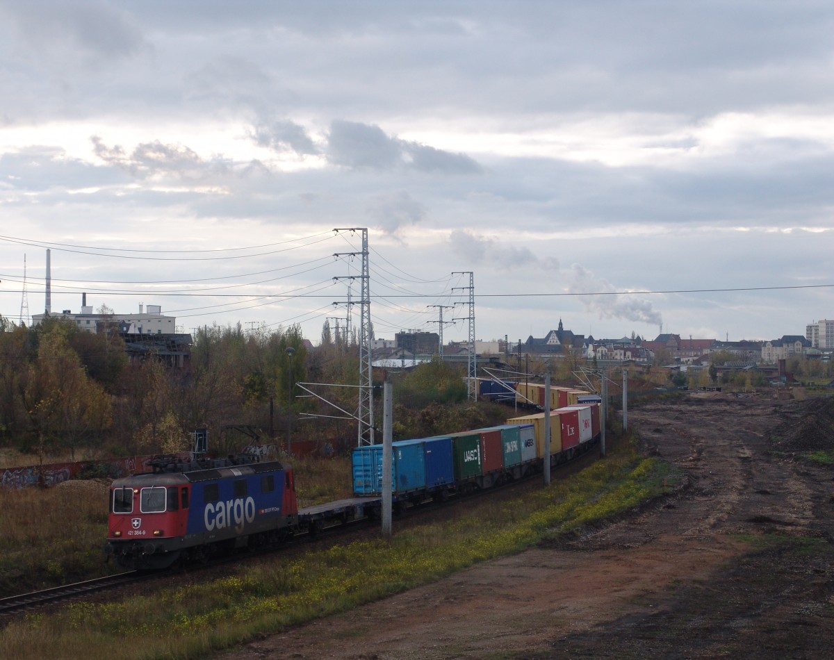 Am 02.11.2013 zog 421 384-9 einen langen Containerzug über die Güterumfahrung von Halle.