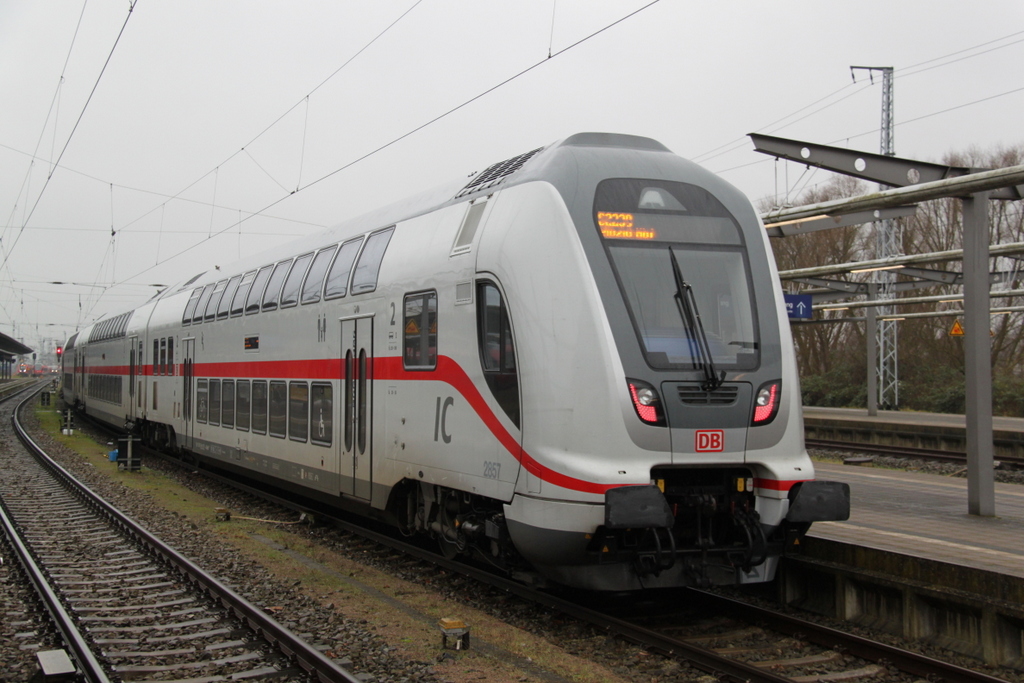 Am 03.01.2020 war viel Zeit für ein Fotoshooting mit dem IC 2 im Rostocker Hbf.