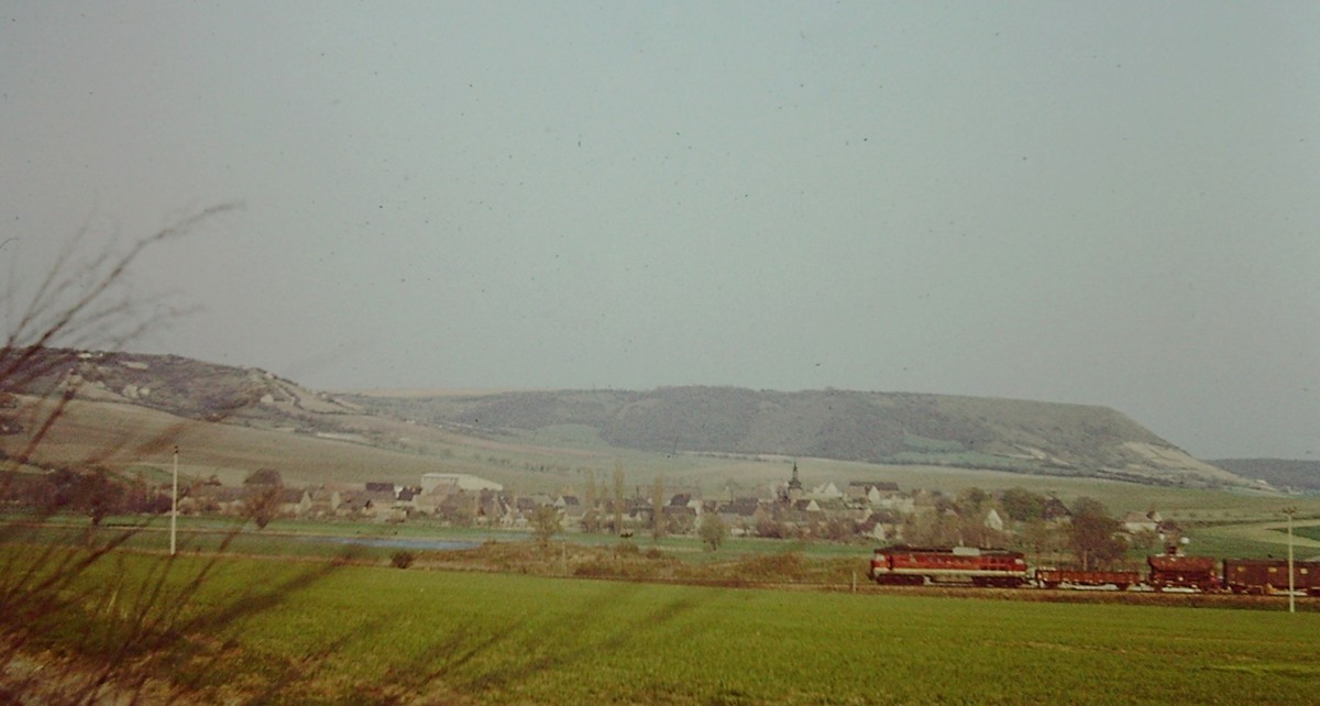 Am 03.05.1980 zieht eine V300 einen G�terzug Richtung Karsdorf. Klaus Pollm�cher fotografierte ihn zwischen Laucha und Kirchscheidungen.