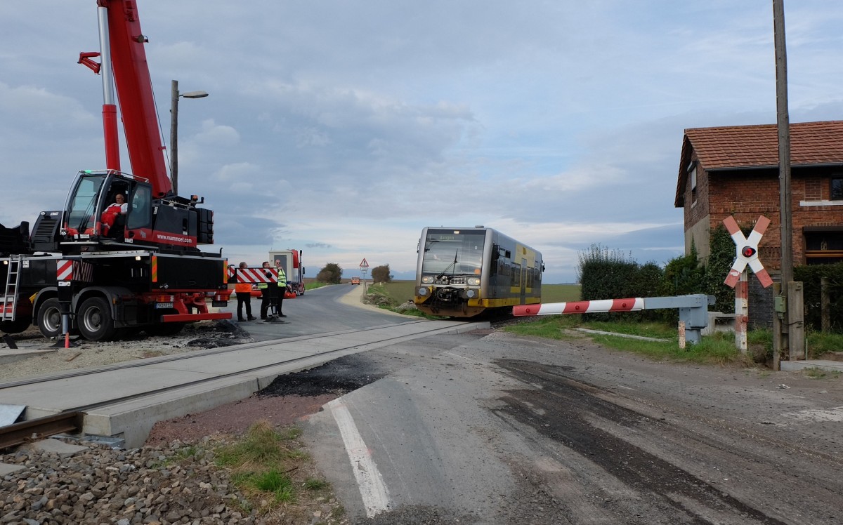 Am 03.11.2014 fanden am Bahnübergang der L212 in Laucha Bauarbeiten statt. Burgenlandbahn 672 907 passiert die Baustelle als RB 34877 von Wangen nach Naumburg Ost. (Foto: Heiko Kern)