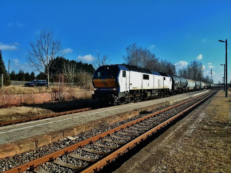 Am 04.03.2015 war eine hier seltene Diesellok auf der Hochbahn unterwegs. Die an InfraLeuna vermietete NOB DE 2700-05 (92 80 1251 005-5 D-VL) durchfuhr den Bahnhof Thei�en mit einem Kesselwagenzug nach Gro�korbetha. (Foto: Holzeisenbahner)