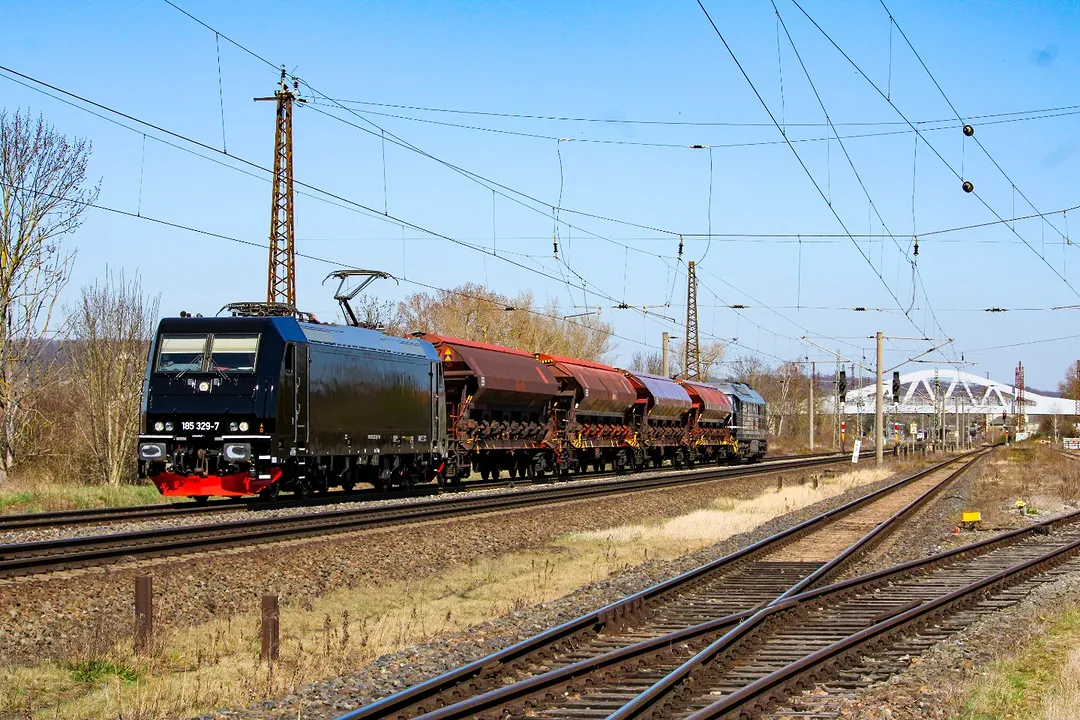 Am 04.04.2025 war in Naumburg (S) Hbf die neue FWK/EBS 185 329-7 mit Getreidewagen und der EBS 241 353-2 am Zugschluss von Karsdorf nach Erfurt Gbf unterwegs. Die Lok war bisher in Dänemark bei DB Cargo Scandinavia A/S im Einsatz.(Foto: https://www.instagram.com/bahnbilder_naumburg)