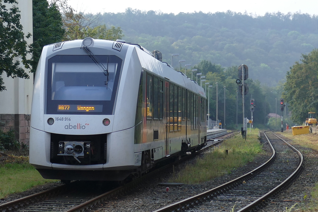 Am 04.10.2021 beginnen die Bauarbeiten am Bahnhof Nebra. Im Rahmen der Bauarbeiten werden der Inselbahnsteig erneuert, zwei Weichen als R�ckfallweichen eingebaut und der Bahn�bergang verlegt und erneuert. Leider verschwinden dann auch die EZMG Signale mit der Stellwerkstechnik. abellio 1648 414 als RB 80550 von Naumburg Ost nach Wangen, am 27.09.2021 bei der Einfahrt in Nebra.