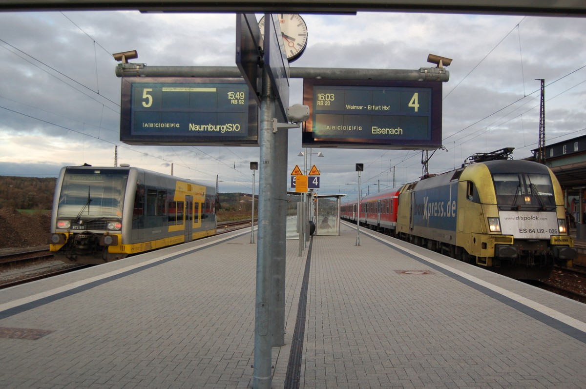 Am 04.11.2013 standen am Bahnsteig 5 und 4 in Naumburg Hbf der Burgenlandbahn 672 911 als RB 34881 (Wangen - Naumburg Ost) und die DB ES 64 U2-025 als RB 92824 nach Eisenach. Diese begann an dem Tag baustellenbedingt am Bahnsteig 4 in Naumburg Hbf. (Foto: dampflok015)