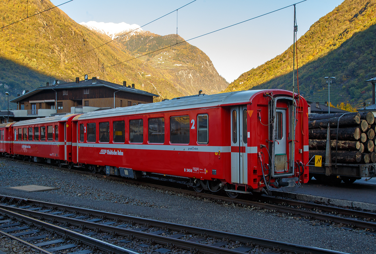 Am 04.11.2019 im RhB Bahnhof Tirano abgestellte (fr die Berninabahn) verkrzte RhB Einheitswagen I, elektrisch angeschlossen sind sie ber eine Stromentnahme von der Oberleitung. Vorne der 2.Klasse Personenwagen RhB B 2454, dahinter der B 2312.

Mit mehr als 100 Fahrzeugen bilden die als Einheitswagen I bezeichneten Personenwagen bis heute die grte Serie im Rollmaterialbestand der RhB. Das Fahrzeugkonzept wurde Anfang der sechziger Jahre in enger Zusammenarbeit zwischen Industrie und RhB entwickelt. Als Neuheit galten damals die Einstiegsbereiche mit WC und Stauraum fr sperriges Gepck an den Wagenbergngen. Folglich weicht das Konzept deutlich von den Mitteleinstiegswagen aus den vierziger Jahren ab.

Die ersten von FFA und SIG gebauten Einheitswagen I wurden Ende 1963 in Betrieb genommen. In einem Zeitraum von etwa zehn Jahren wuchs der Bestand an EW I kontinuierlich. Neben den 18,42 m langen Wagen, die hauptschlich auf dem Stammnetz eingesetzt werden, kamen auch Sonderbauformen mit Aluminiumwagenkasten hinzu. Zu diesen zhlen auch diese auf 14,19 m verkrzten Fahrzeuge fr den Einsatz auf der Berninabahn.

TECHNISCHE DATEN (2.Klasse EW I, verkrzt):
Hersteller Wagenkasten: FFA
Hersteller Drehgestelle:	 SWP
Inbetriebsetzung:	1968-72
Betriebsnummern:	B 2307-2314 und B 2451-2460
Anzahl Fahrzeuge:	18
Spurweite: 1.000 mm
Lnge ber Kupplung:14.910 mm
Breite: 2.650 mm
Achsabstand im Drehgestell: 1.800 mm
Drehzapfenabstand: 9.240
Gewicht: 14.000 kg
Sitzpltze: 50
zul. Hchstgeschwindigkeit:	90 km/h
Lauffhig: StN (Stammnetz) / BB (Berniabahn) / MGB (Matterhorn Gotthard Bahn)
