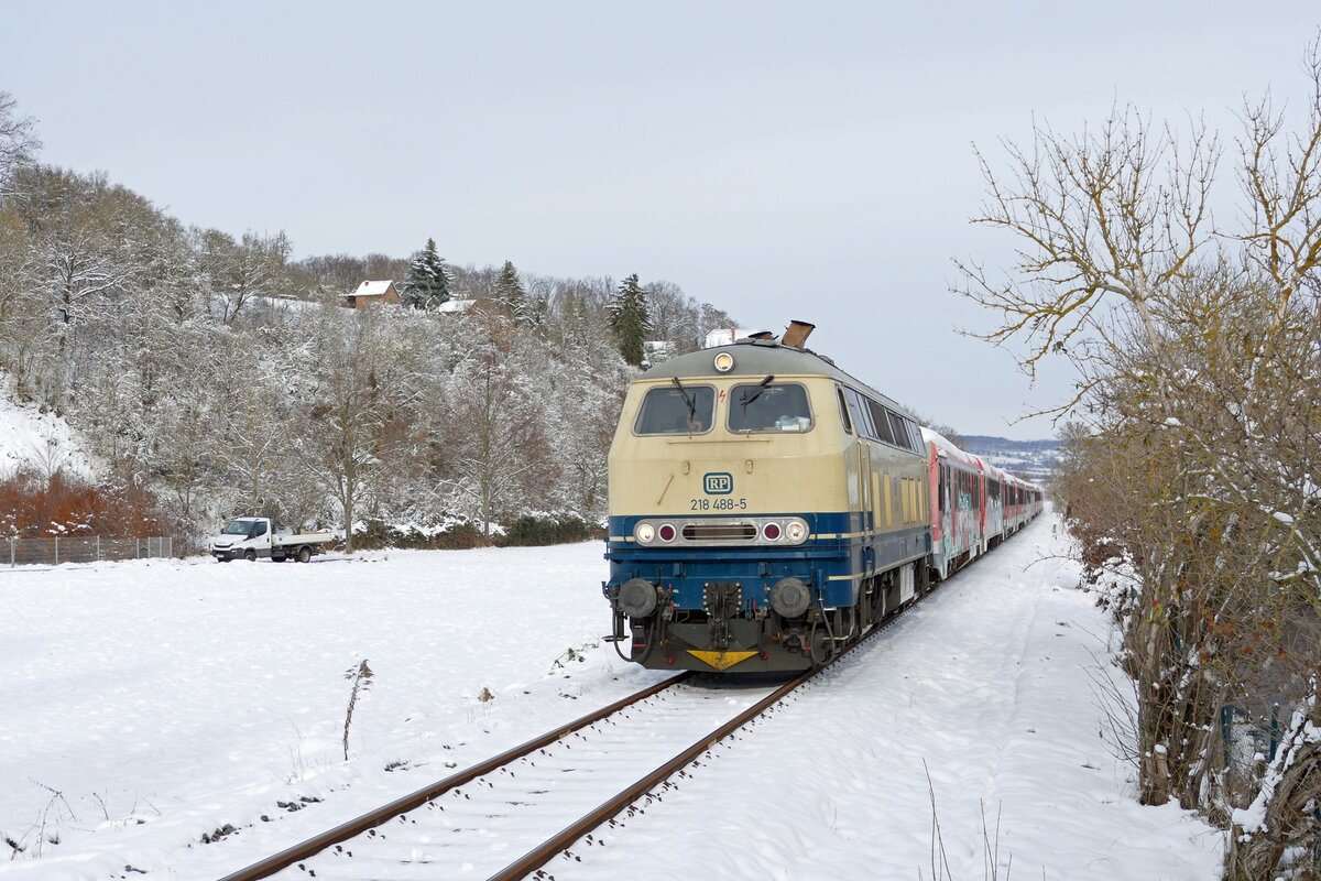Am 04.12.2023 überführte die Railsystems RP 218 488-5 im Auftrag von RailAdventure sieben Triebwagen der BR 628 vom DB Stillstandsmanagement Karsdorf nach Dresden, mit dem Ziel Rumänien. Ausführendes EVU war MasBahnconult. Überführt wurden 628 248 Westfrankenbahn, 628 250 Kurhessenbahn, 628 331 DB Regio Frankfurt (M), 628 228 Kurhessenbahn, 628 215 DB Regio Südwest, 628 297 + 628 294 DB Regio RheinNeckar. Hier ist der Zug bei Roßbach zusehen. (Foto: Wolfgang Krolop)