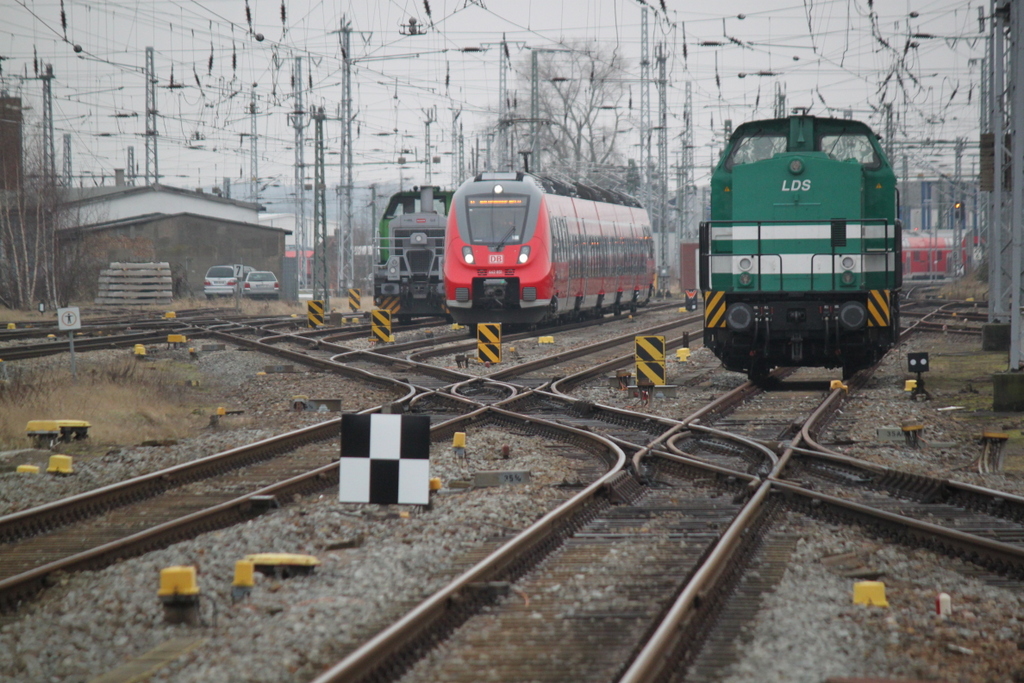 Am 05.02.2016 waren 650 114-8,442 851 und  203 127-6 der Firma LDS im Rostocker Hbf abgestellt.