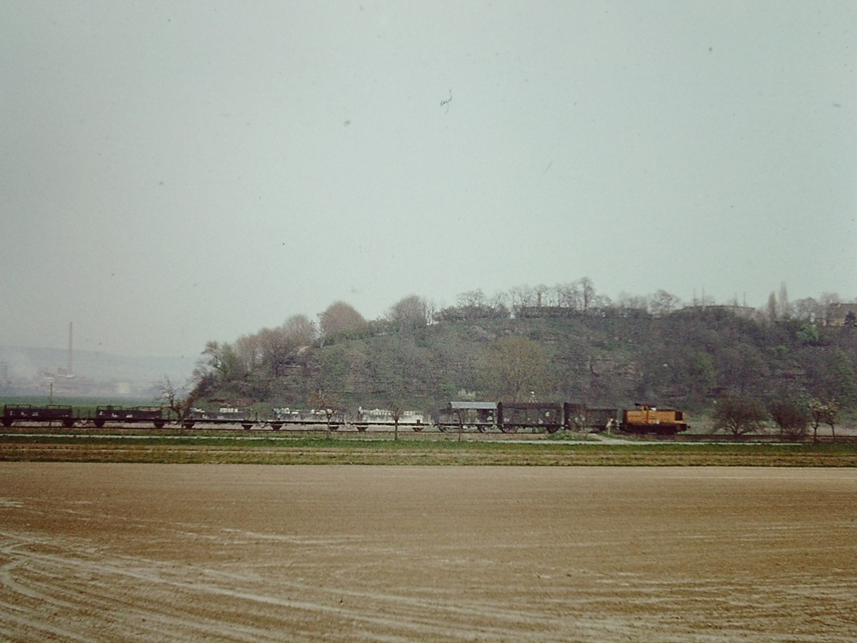 Am 05.05.1980 war diese unbekannte V60 mit einem Unkrautbek�mpfungszug zwischen Vitzenburg und Nebra unterwegs. (Foto: Klaus Pollm�cher)