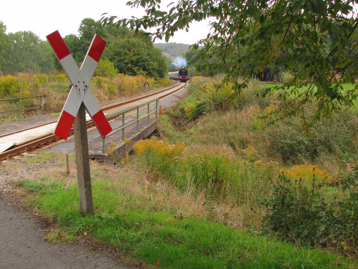 Am 05.10.2013 war die IGE Werrabahn 41 1144-9 kurz vor diesem Bahnübergang in Balgstädt mit dem  Rotkäppchen-Express II  RE 16197 von Camburg nach Karsdorf unterwegs.