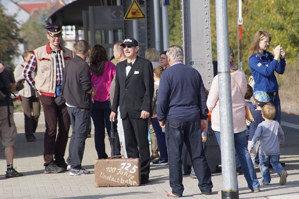 Am 05.10.2014 war es soweit, das 9.Unstrutbahnfest stand an. Nach monatelanger Vorbereitung und Organisation konnte das Fest beginnen, sch�nes Wetter hatten wir auch bestellt und so stand einem sch�nen Volksfest nichts mehr im Wege. Das Fest sollte kurz vor 12 Uhr mit dem Eintreffen des Sonderzuges aus Karsdorf beginnen, jedoch fanden sich schon eher viele Lauchaer an der neuen Schnittstelle ein, um mal zu sehen was wir hier eigentlich treiben. (Foto: Dieter Weber)