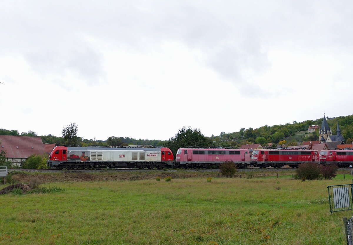 Am 06.10.2025 überführte die MEG 159 226 die E-Loks 111 119, 111 050, 111 046, 111 203, 111 161, 111 140, 111 034, 111 042, 111 113, 111 023, 111 184, 111 135, 111 047, 111 026, 111 021, 111 007, 111 035 vom DB Stillstandsmanagement in Karsdorf nach zum verschrotten nach Opladen. (Foto: Wolfgang Krolop)