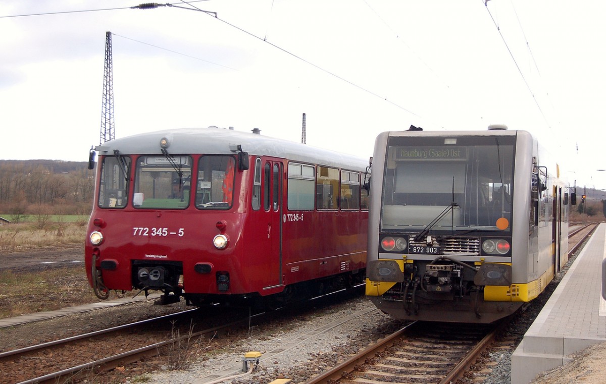 Am 06.12.2013 stand das EBS  Ferkeltaxi  772 345-5 in Naumburg Hbf, um Lz nach Karsdorf zur EBS zu fahren. Burgenlandbahn 672 903 war daggen als RB 34875 (Wangen- Naumburg Ost) unterwegs. (Foto: dampflok015)