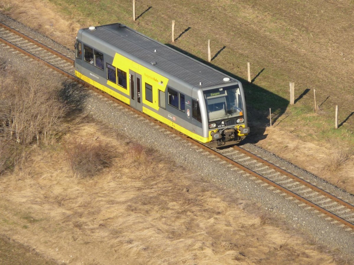 Am 07.02.2011 fotografierte der Kranführer Frank Zimmermann aus dem Liebherr 280-EC-H, am Bogen 4 der Unstruttalbrücke in Karsdorf, den Burgenlandbahn 672 913 als RB von Naumburg Ost nach Wangen.