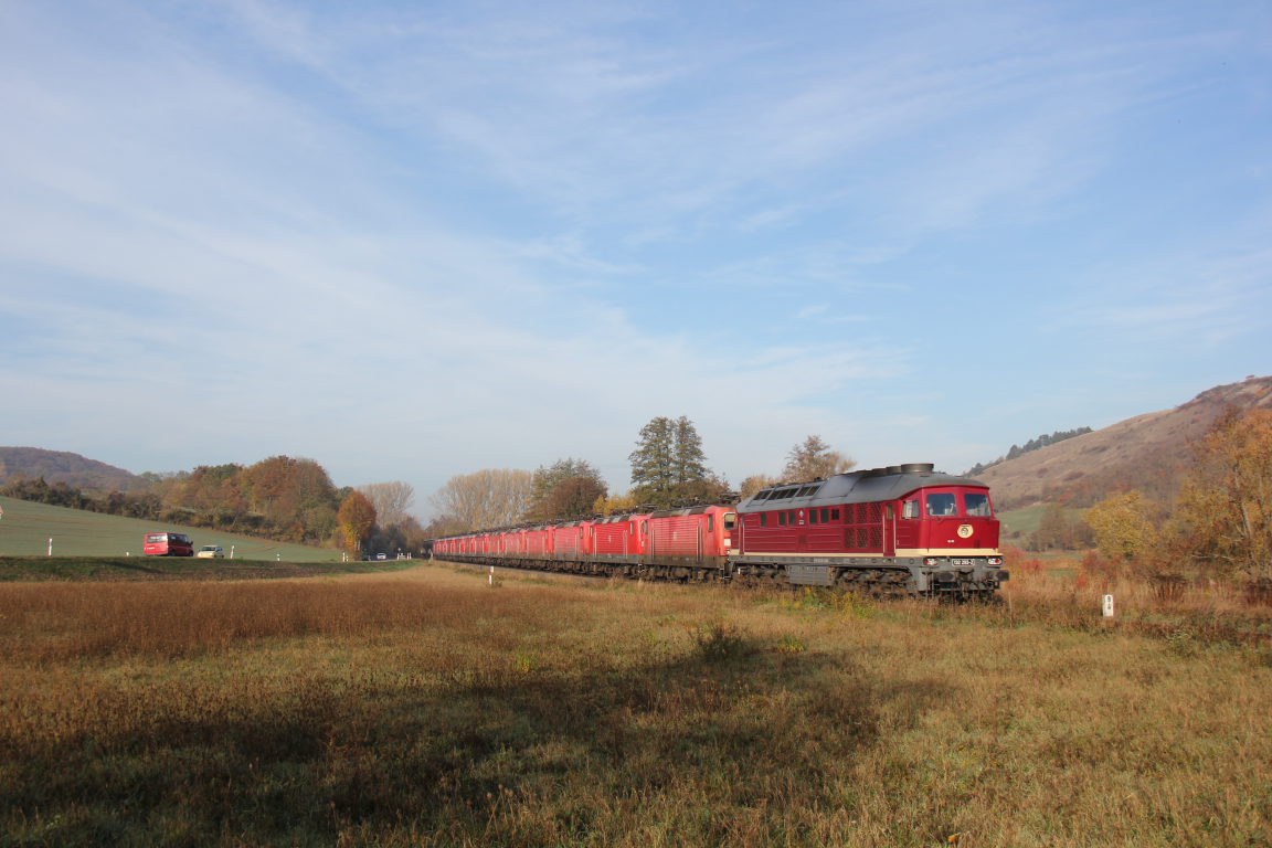 Am 07.11.2018 war ein Lokzug auf der Unstrutbahn unterwegs EBS 132 293-2 brachte 143 212, 143 178, 143 216, 143 129, 143 073, 143 906, 143 829, 112 132, 112 129, 143 802, 143 965 und 143 109 von Karsdorf nach Chemnitz und konnte bei Balgstädt fotografiert werden. (Foto: Wolfgang Krolop).
