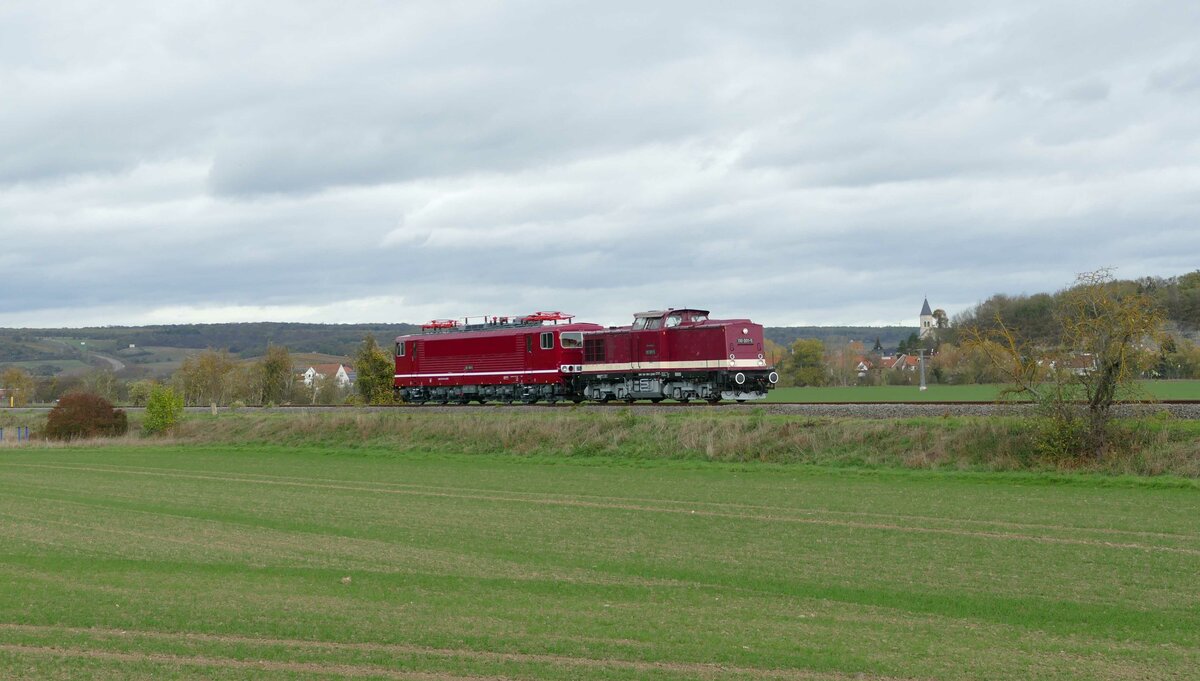 Am 07.11.2022 überführte die EBS 110 001-5 die neu lackierte FWK 250 195-5 auf der Unstrutbahn bei Kleinjena von Karsdorf nach Naumburg (S) Hbf. (Foto: Wolfgang Krolop)