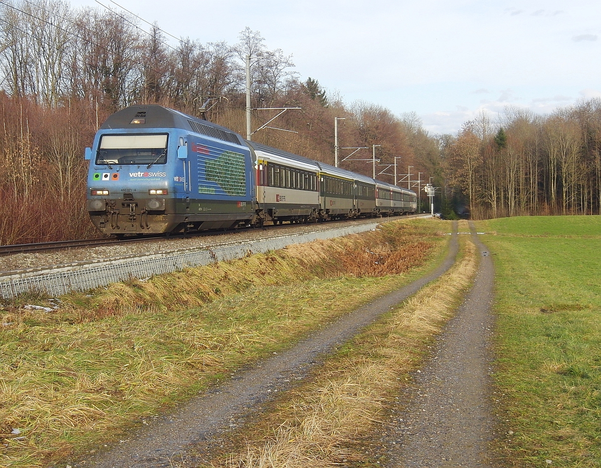 Am 08.01.2011 fährt die 'vetroswiss'-Werbelok Re 460 071-4 von Konstanz kommend mit dem IR 2130 nach Biel in Kürze durch Siegershausen.