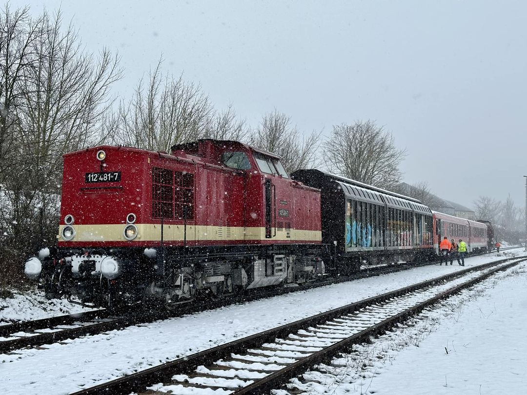 Am 08.03.2023 holte die 112 481 von MaS Bahnconsult den 628 256 aus dem SSM Karsdorf ab. Die Freude war groß, als bei Ankunft in Karsdorf die Kollegen vom EBS - Erfurter Bahnservice GmbH mit ihrer, ebenfalls KVD-motorisierten, 110 001 den Triebzug in den Bahnhof brachten. (Foto & Text: Martin Esteames)