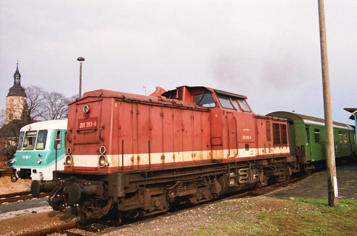 Am 08.04.1994 fotografierte Heiko R�hler die DB 201 393-6 mit dem N 14622 nach Artern im Bahnhof Laucha (Unstrut). Daneben steht der 772 108-7 mit dem 972 708-2 als Sonderzug aus Leipzig. Er kam �ber Gera und Schmirchau und Naumburg (Saale) nach Laucha (Unstrut). In Laucha konnte man in die damals  neuen  MAN-Triebwagen der KEG umsteigen und weiter �ber die #Unstrutbahn nach Karsdorf fahren. Es war eine Charterfahrt f�r einen Eisenbahnfreund.