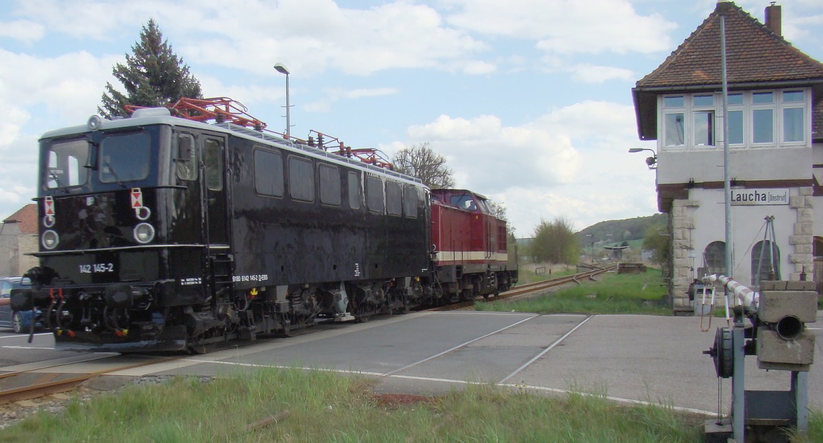 Am 08.04.2014 trat die EBS 142 145-2 ihre letzte Fahrt in schwarz und ohne Werbung an. Die EBS 201 001-5 �berf�hrte sie zum bekleben nach Erfurt Ost. Hier die Durchfahrt in Laucha. (Foto: G�nther G�bel)