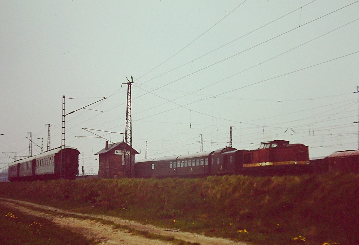 Am 08.05.1980 fotografierte Klaus Pollm�cher diese V100 mit Bag Wagen im Bereich der damaligen Wagenw�sche am Westkopf von Naumburg Hbf.