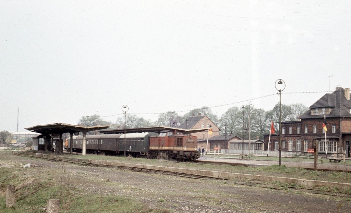 Am 08.05.1980 steht die DR 110 317-5 mit einem Personenzug nach Naumburg Hbf im Bahnhof Laucha. Am Zugschluss h�ngt die DR 101 561-9. Die Lok wurde damals vermutlich als �berf�hrung an den Personenzug geh�ngt. (Foto: Klaus Pollm�cher)
