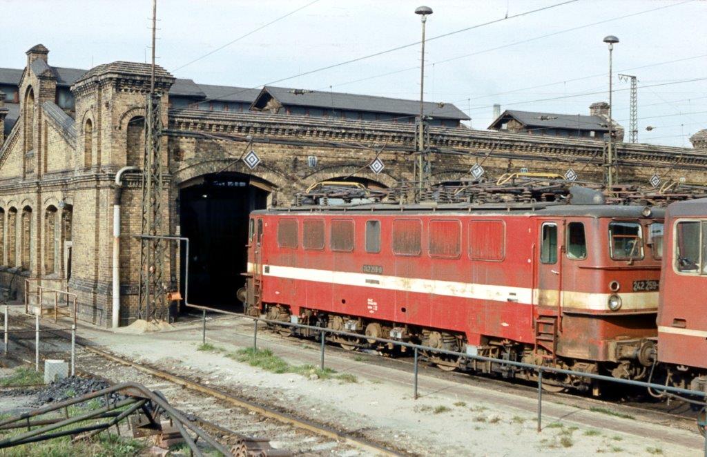 Am 08.05.1981 fotografierte Klaus Pollm�cher die DR 242 259-0 im Bw Halle P. 