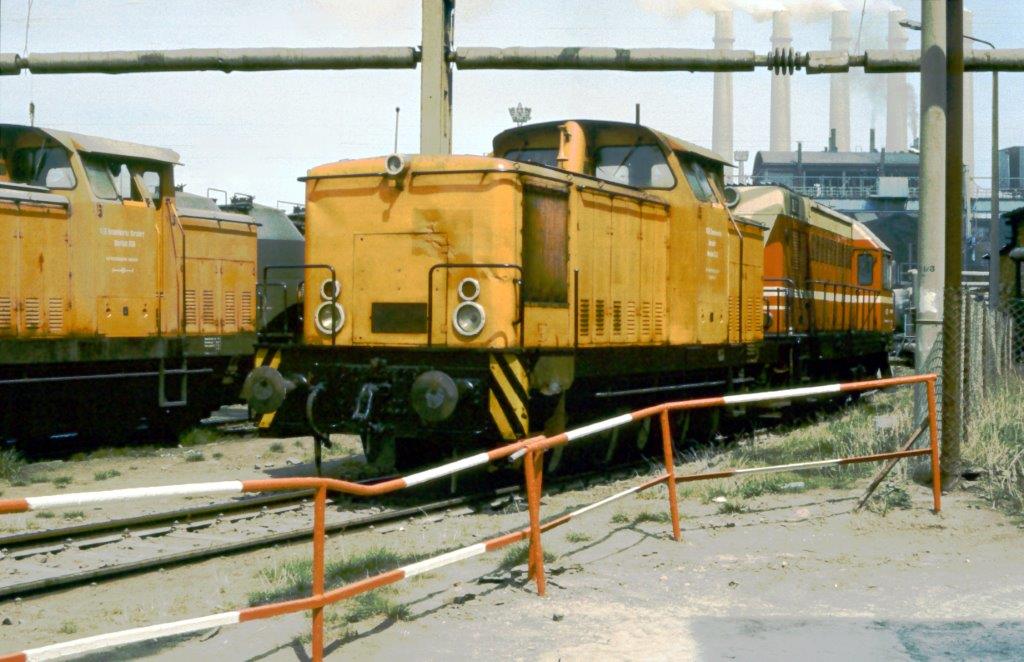 Am 08.05.1981 wurde diese V60 vom Zementwerk Karsdorf von der dahinter stehenden ZWK WL 010 zur Reperatur ins Bw Halle G gebracht. Eine Reperatur der Stangenlager stand an, die komplett neu ausgegossen wurden. Hier zu sehen vor der Abfahrt auf Gleis 21 im Zementwerk Karsdorf. (Foto: Klaus Pollm�cher)