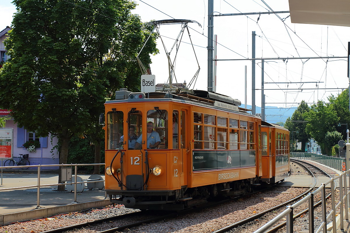 Am 08.08.2015 fhrt der Museums-Ce 2/4 12 der Birseckbahn durch Oberwil in Richtung Zentrum. Ein Zufallstreffer, deshalb nicht an einem optimalen Fotostandpunkt und leider auch im Gegenlicht.