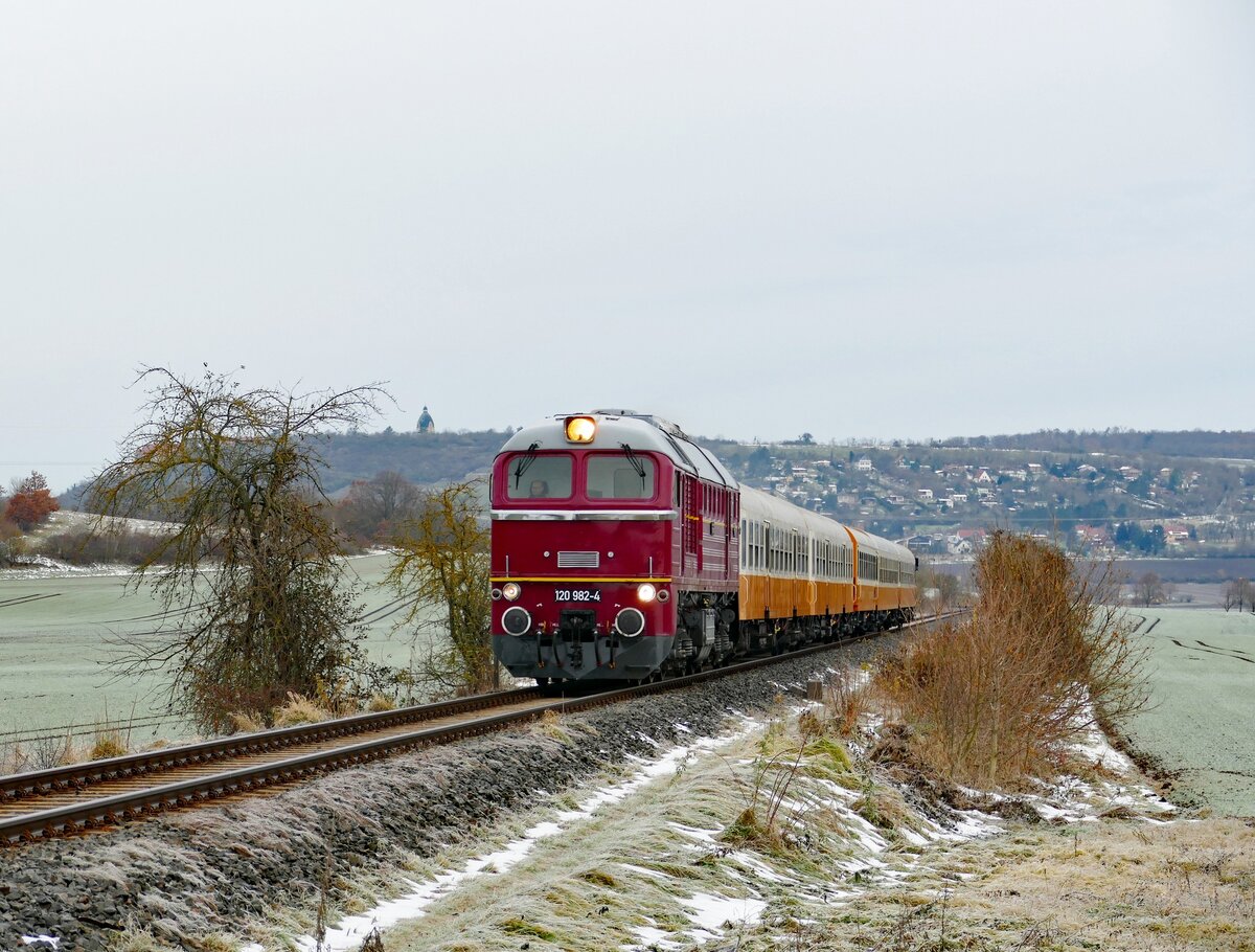 Am 08.12.2023 war die EBS V200 507 (beschildert als 120 982-4) mit den EBS-Städteexpresswagen in Kleinjena Richtung Naumburg (S) unterwegs. (Foto: Bahnbilder an Saale und Unstrut) #Unstrutbahn