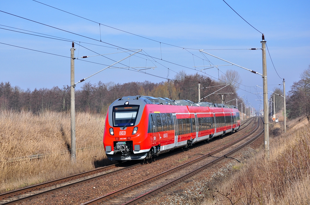 Am 09.03.2014 rollt die 442 346 als S2 nach Güstrow durch Sildemow.