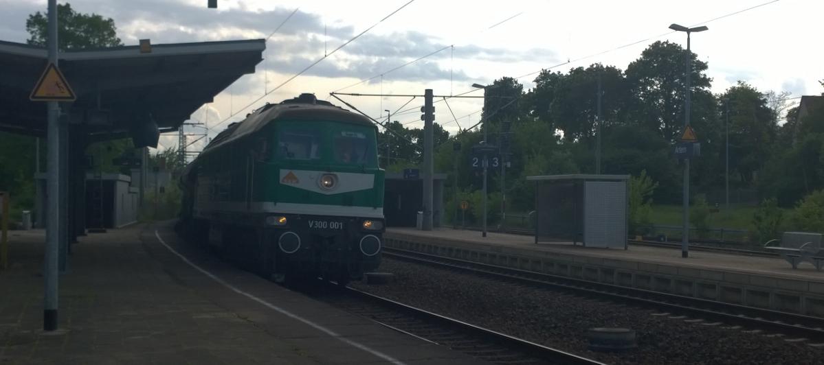 Am 09.05.2014 durchfuhr die V300 001 der Starkenberger Baustoffwerke den Bahnhof Artern mit einem Sandzug in Richtung Sangerhausen. (Foto: Michael Rathmann)