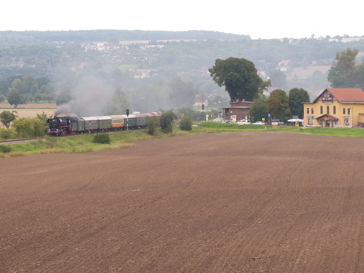 Am 09.09.2017 kamen die Eisenbahnfreunde Traditionsbahnbetriebswerk Sta�furt e.V. mit der 44 1486-8 und CLR 229 181-3 am Zugschluss mit dem DPE 24178 von Magdeburg Hbf zum Winzerfest nach Freyburg. Hier dampft der Sonderzug durch das Unstruttal in Kleinjena.