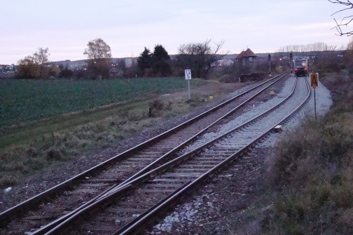 Am 09.11.2015 waren die Bauarbeiten am Ostkopf des Lauchaer Bahnhofs bereits abgeschlossen. Nach dem Ausbau von Weichen, hat der Bahnhof Laucha nur noch 2 Weichen in Betrieb für das Überholgleis in Betrieb. Früher waren es mindestens 26 Weichen. Auch die Doppelkreuzungsweiche am ehemaligen Ablaufberg am Ostkopf ist zertrennt. (Foto: Günther Göbel)