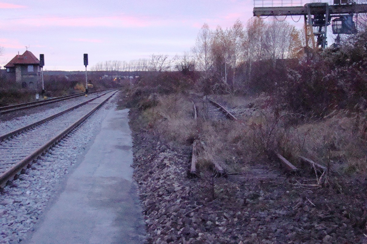 Am 09.11.2015 waren die Bauarbeiten am Ostkopf des Lauchaer Bahnhofs bereits abgeschlossen. Nach dem Ausbau von Weichen, hat der Bahnhof Laucha nur noch 2 Weichen in Betrieb für das Überholgleis in Betrieb. Früher waren es mindestens 26 Weichen. Auch die Doppelkreuzungsweiche am ehemaligen Ablaufberg am Ostkopf ist zertrennt. (Foto: Günther Göbel)