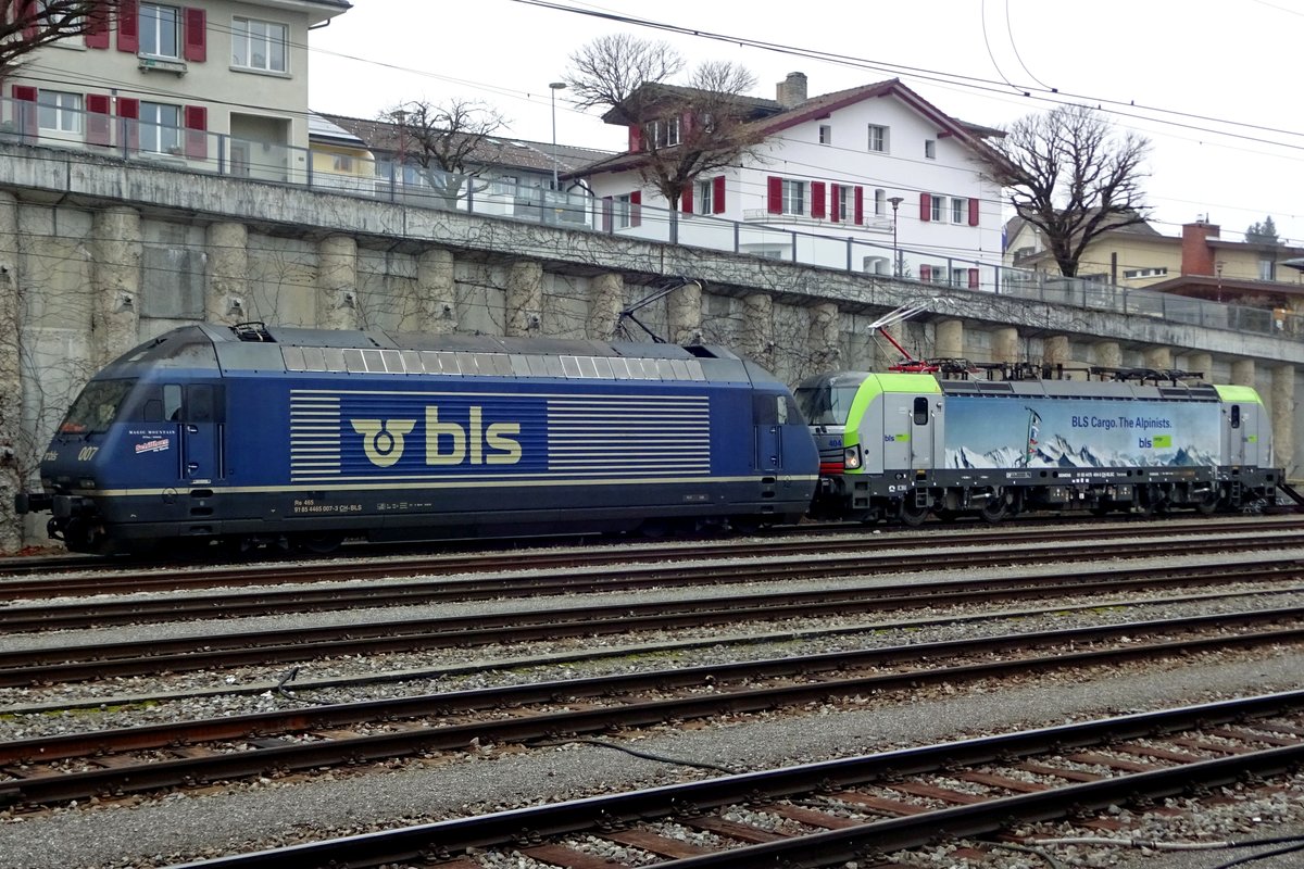 Am 1 Januari 2020 steht BLS 465 007 in Spiez. Wegen der Frost hat sie ein Pantograf hochgeheben.