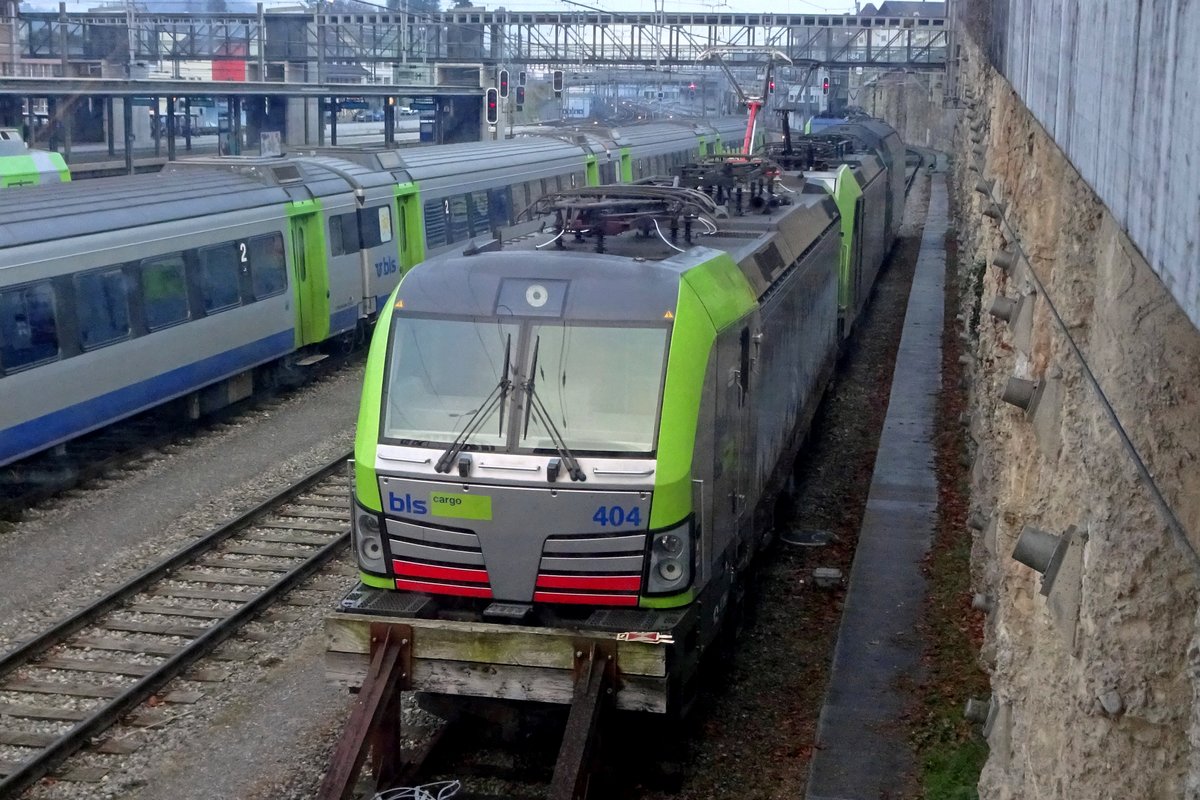 Am 1 Januari 2020 steht BLS 475 404 in Spiez. Wegen der Frost hat sie ein Pantograf hochgeheben.