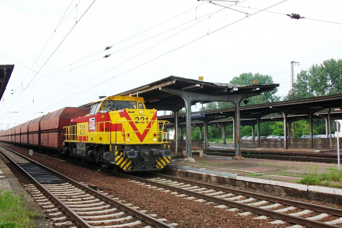 Am 1 Juni 2013 durchfahrt MEG 221 mit deren Kohlependel Grosskorbetha. Einige Tage später wurde der Zugverkehr Grosskorbetha-Halle wegen Uberschwemmungen eingestellt.