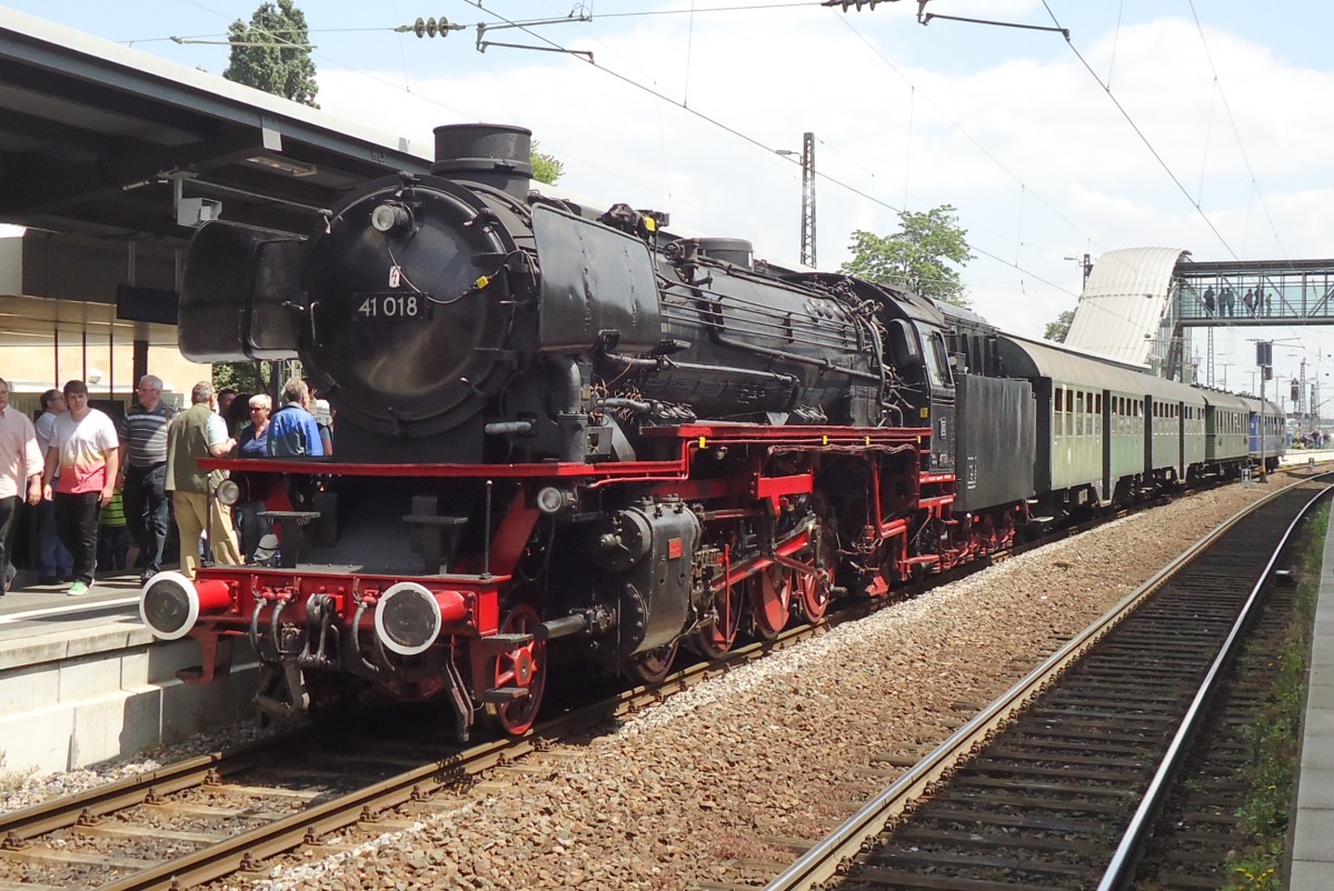 Am 1 Juni 2014 ist 41 018 mit Dampfsonderzug aus Bad Durkheim in Neustadt (Weinstrasse) eingefahren. 