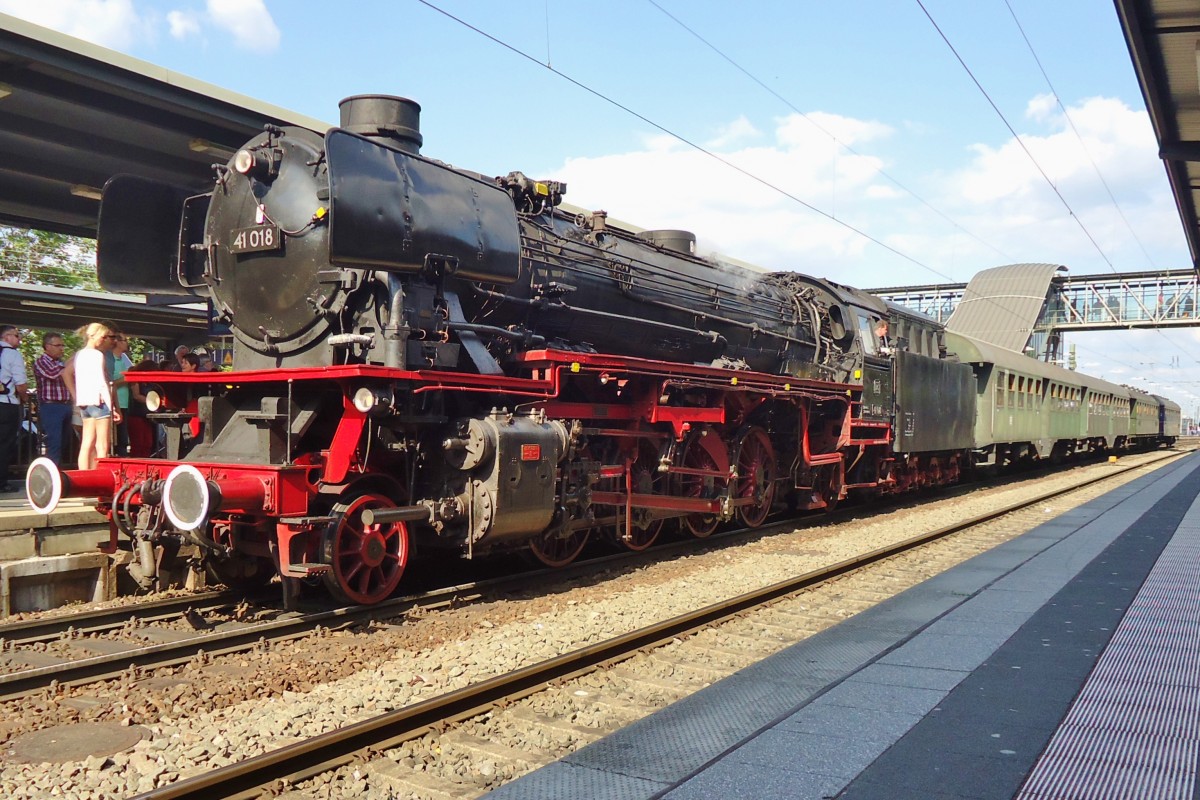 Am 1 Juni 2014 stand 41 018 mit Dampfsonderzug in Neustadt (Weinsytrasse) in vielleicht -leider- der letzte Dampfspektakel ins Rheinland-Pfalz.