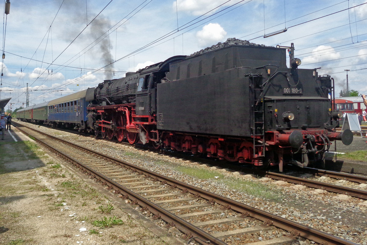 Am 1 Juni 2019 treft 001 180 -diesmal Tender vorn- mit ein Sonderzug ins Bahnhof von Nördlingen ein. 