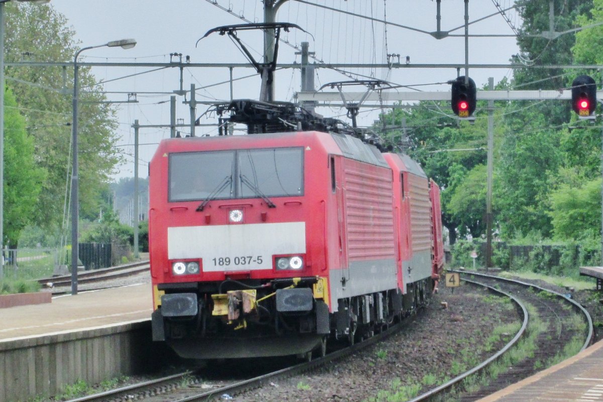 Am 10 Mai 2016 durchfahrt 189 037 Blerick.