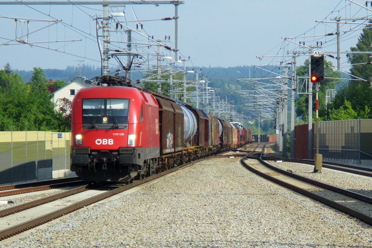 Am 10 Mai 2018 durchfahrt 1116 120 Schärding. 