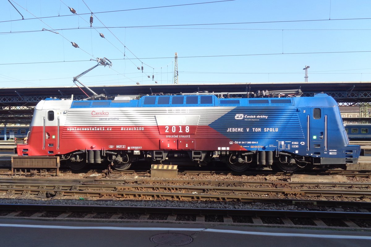 Am 10 September 2018 steht CD 380 004 als fahrender Fahne in Budapest Keleti. Am 10 September 2018 steht CD 380 004 als fahrender Fahne in Budapest Keleti.