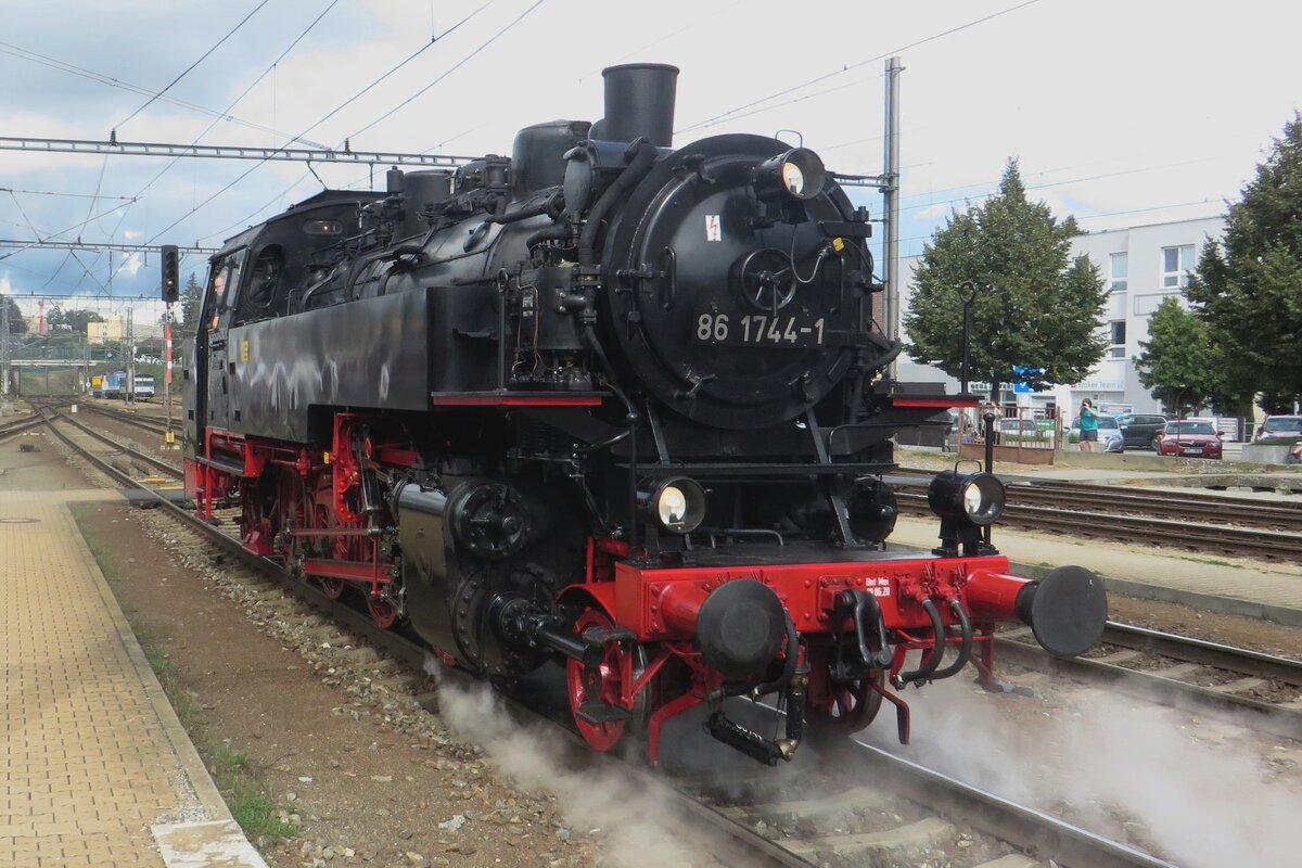 Am 10 September 2022 lauft 86 1774 um in Benesov u Prahy whrend STEAM-53.