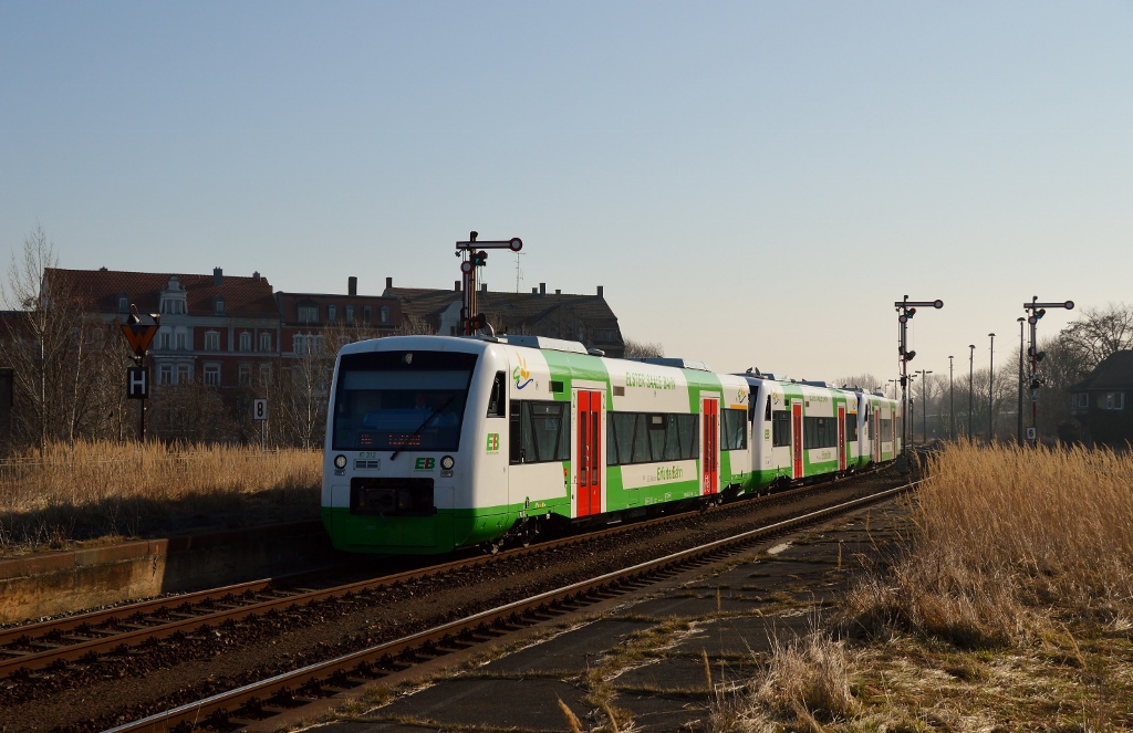 Am 10.03.2014 fahren die EB VT 312 + 3xx + 3xx als EBx 80843 (Leipzig Hbf - Saalfeld) in den Zeitzer Bahnhof ein.