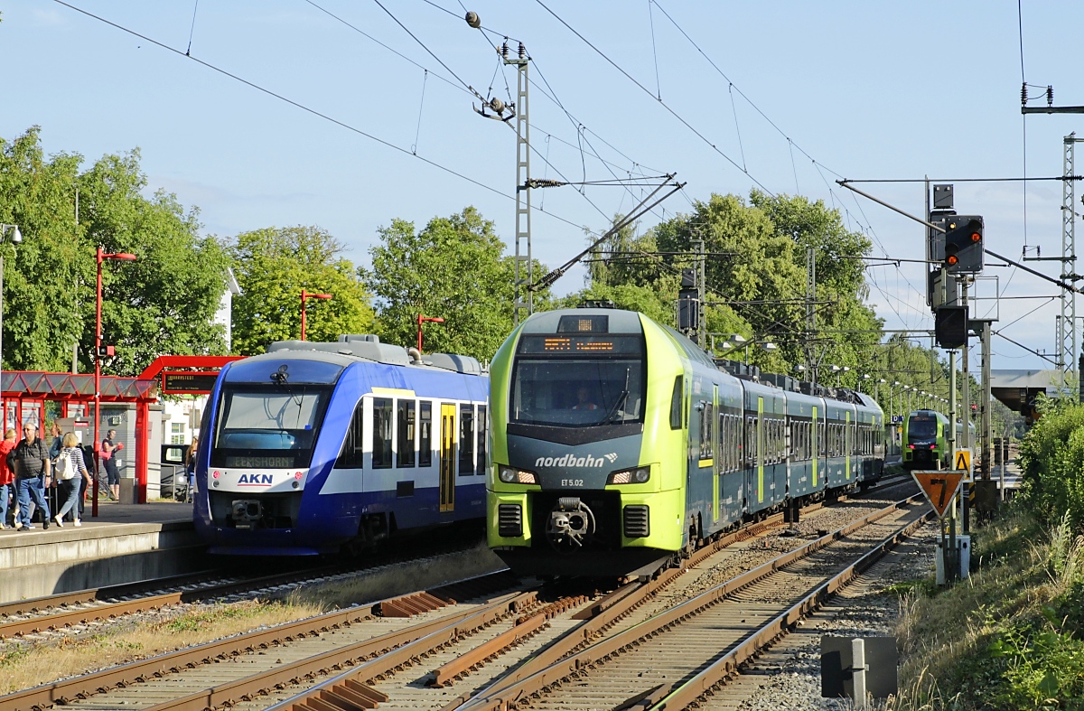 Am 10.07.2023 verlässt der Flirt 3 ET 5.02 der Nordbahn den Bahnhof Elmshorn mit einem Zug der RE-Linie 61 von Hamburg-Altona nach Itzehoe, daneben ein LINT 41 der Altona-Kaltenkirchen-Neumünster Eisenbahn GmbH nach Ulzburg Süd am AKN-Bahnsteig. Die Nordbahn betreibt mehrere Strecken in Schleswig-Holstein, darunter auch die elektrifizierten Strecken von Hamburg-Altona nach Itzehoe und Wrist.