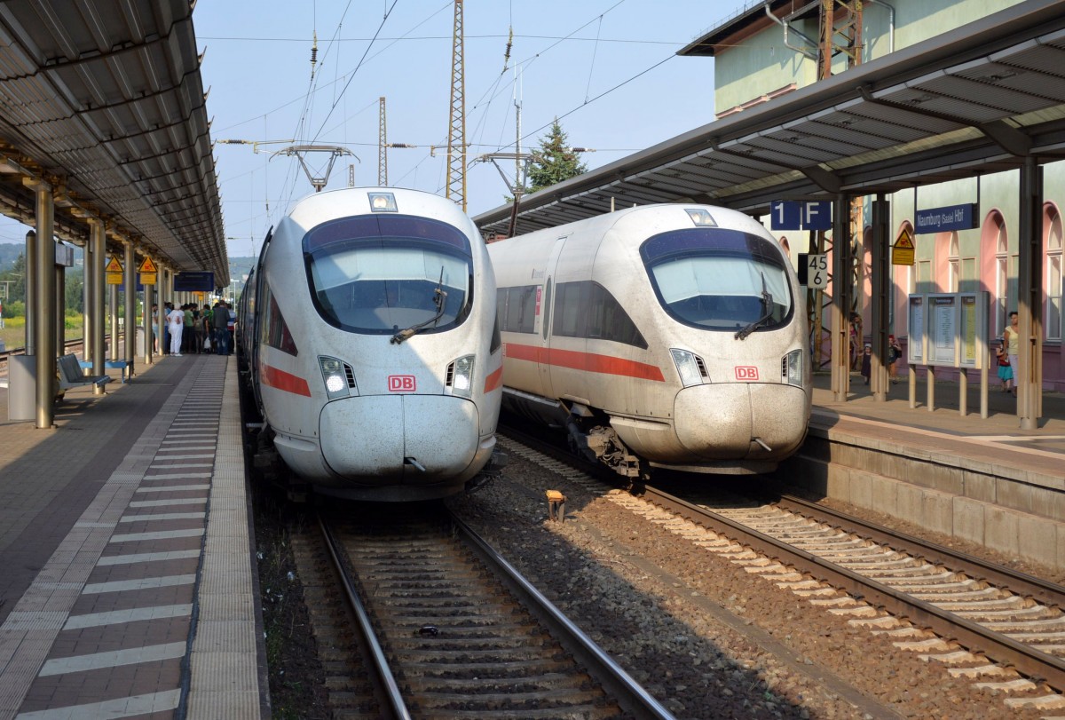 Am 10.08.2015 kam es wegen einem Oberleitungsschaden bei Großkorbetha zu dieser ausgewöhnlichen Begegnung in Naumburg Hbf. DB 411 054-0  Sonneberg  als ICE 1506 (München Hbf - Berlin-Gesundbrunnen und DB 411 051-6  Elsterwerda  + 415 024-9  Hansestadt Rostock  als ICE 1554 (Leipzig Hbf - Wiesbaden Hbf). (Foto: Marschbahner98)